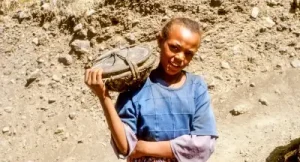 jeune Ethiopienne qui travaille pour survivre