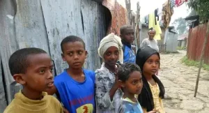 de jeunes ethiopiens vivant dans des taudis, affamés, déscolarisés